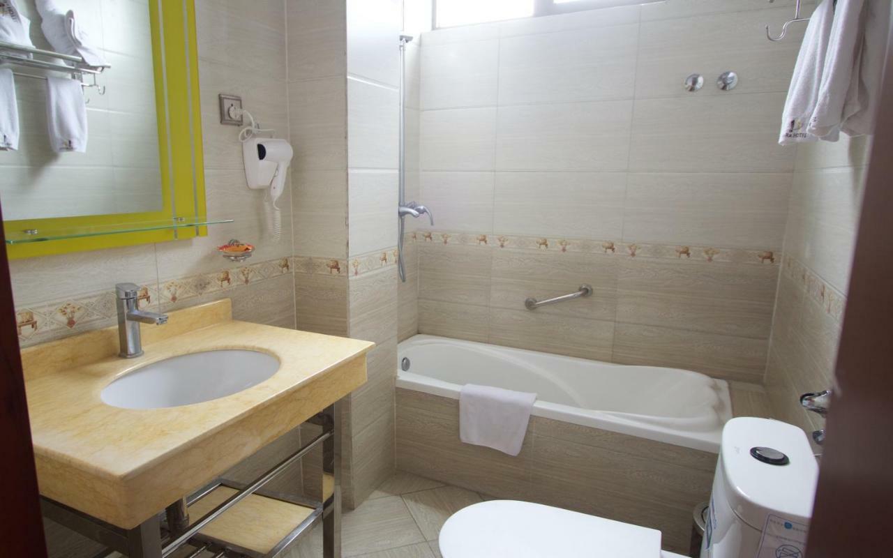 Hera Addis Hotel Bagian luar foto
